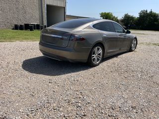 2015 Tesla Model S - Exterior Rear Right Corner Image